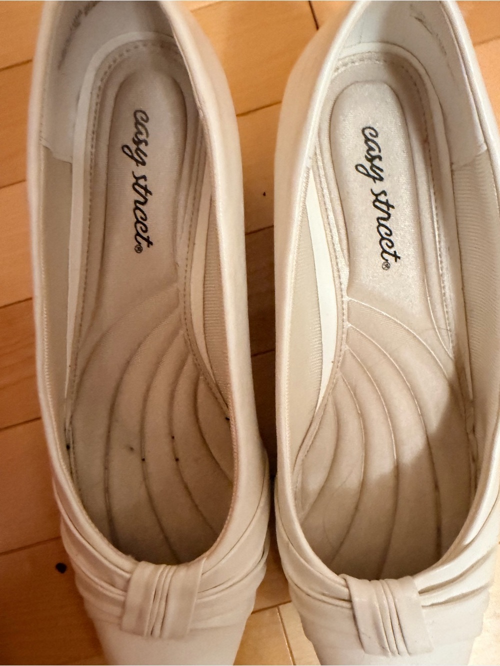 Easy Street White Comfort Pumps Low Heel Dress Shoes Women’s Size 10M